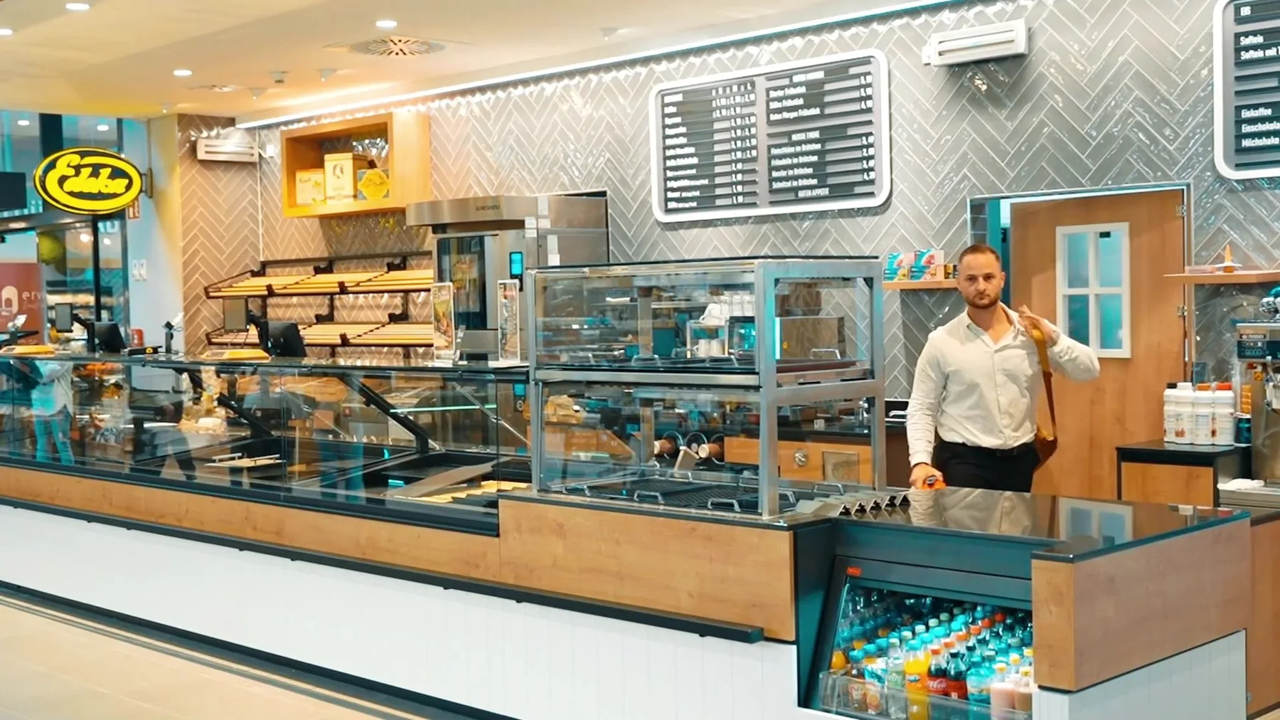 Marcus Strube hinter der Backtheke eines von SIGMA eingerichteten Backshops.