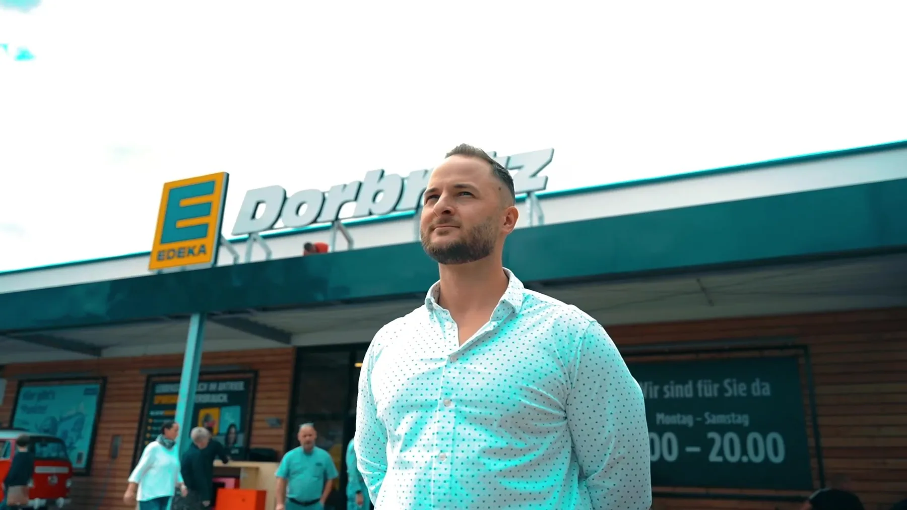 Marcus Strube, Geschäftsführer von SIGMA, vor dem EDEKA-Markt Dorbritz.