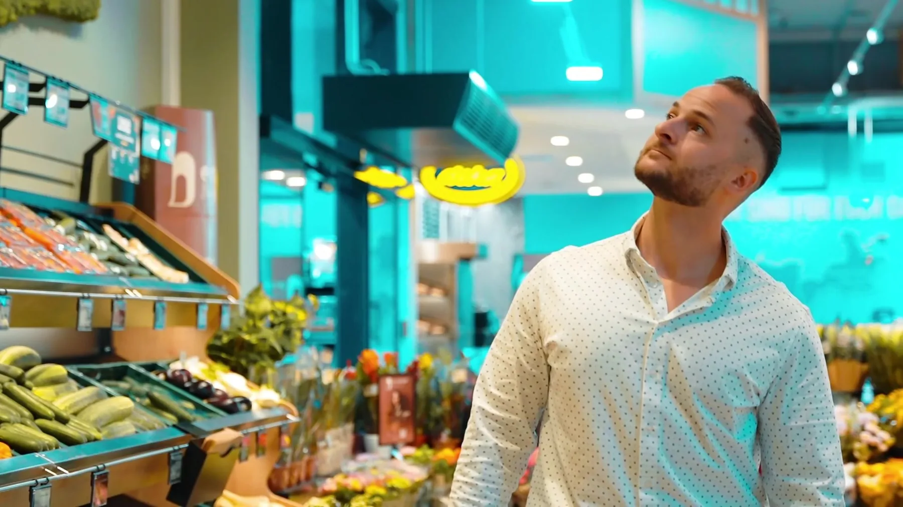 Marcus Strube, Geschäftsführer von SIGMA, schaut sich in der Obst- und Gemüseabteilung eines eingerichteten Markts um.