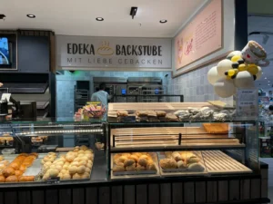 Verkaufstheke der EDEKA Backstube mit Schriftzug »Mit Liebe gebacken«