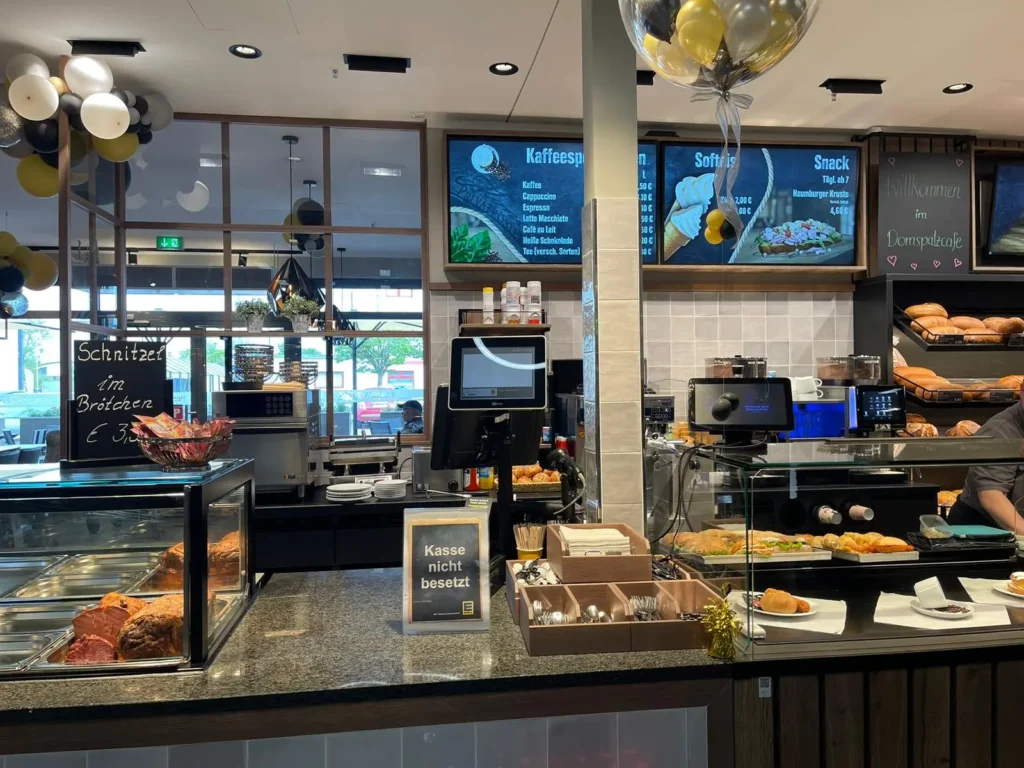 Backtheke mit Kaffeebar und digitalen Menütafeln