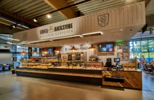 Backtheke der EDEKA Backstube mit Holzdecke und Vollsortiment