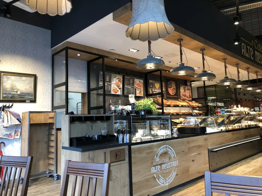 Backtheke mit Kaffeebar und Logo der Alten Bäckerei