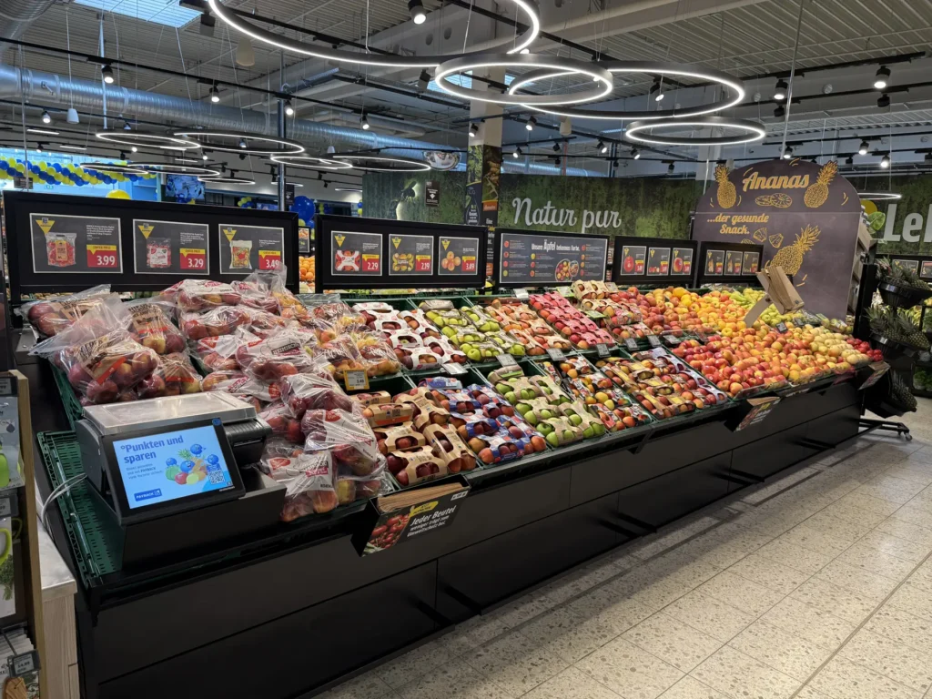 Obst- und Gemüseabteilung mit Ringleuchten und Natur-pur-Blende