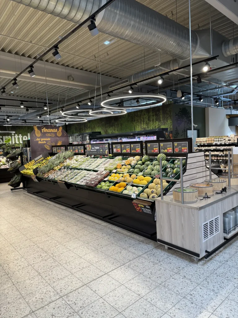 Gemüseinsel unter Ringleuchten im Marktzentrum