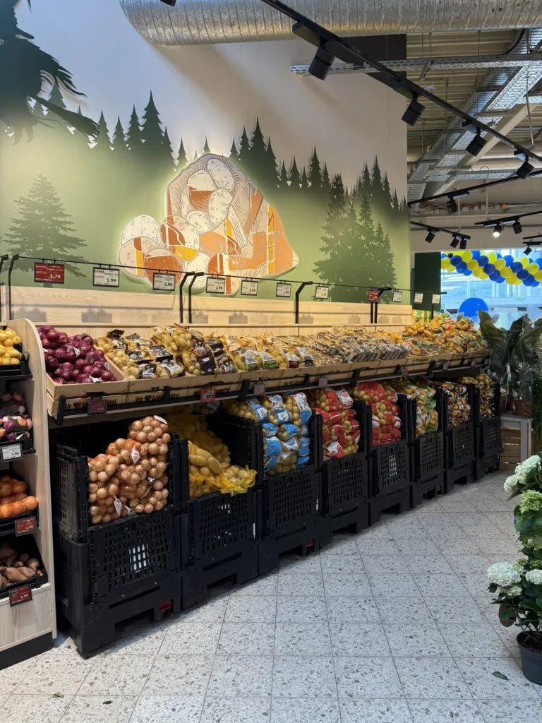 Obstpräsentation vor Wandbild mit Wald- und Tiermotiv