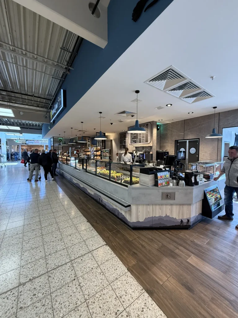 Bedien- und Cafétheke im Übergang zur Ladenpassage