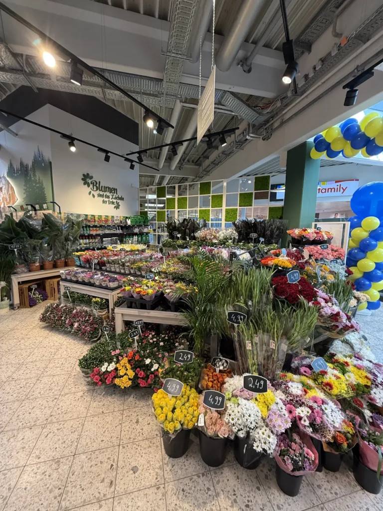 Blumen- und Pflanzenabteilung im Eingangsbereich