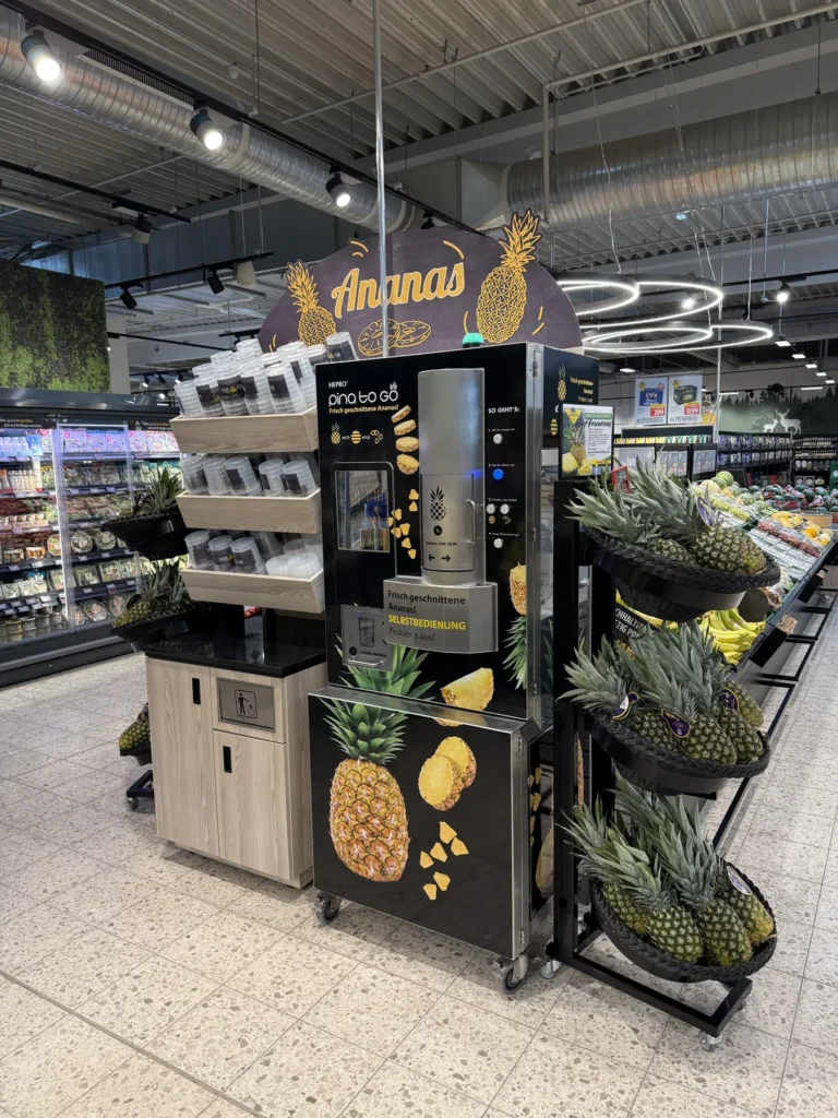 Aktionsmöbel mit Ananas-Präsentation und Schneidautomat