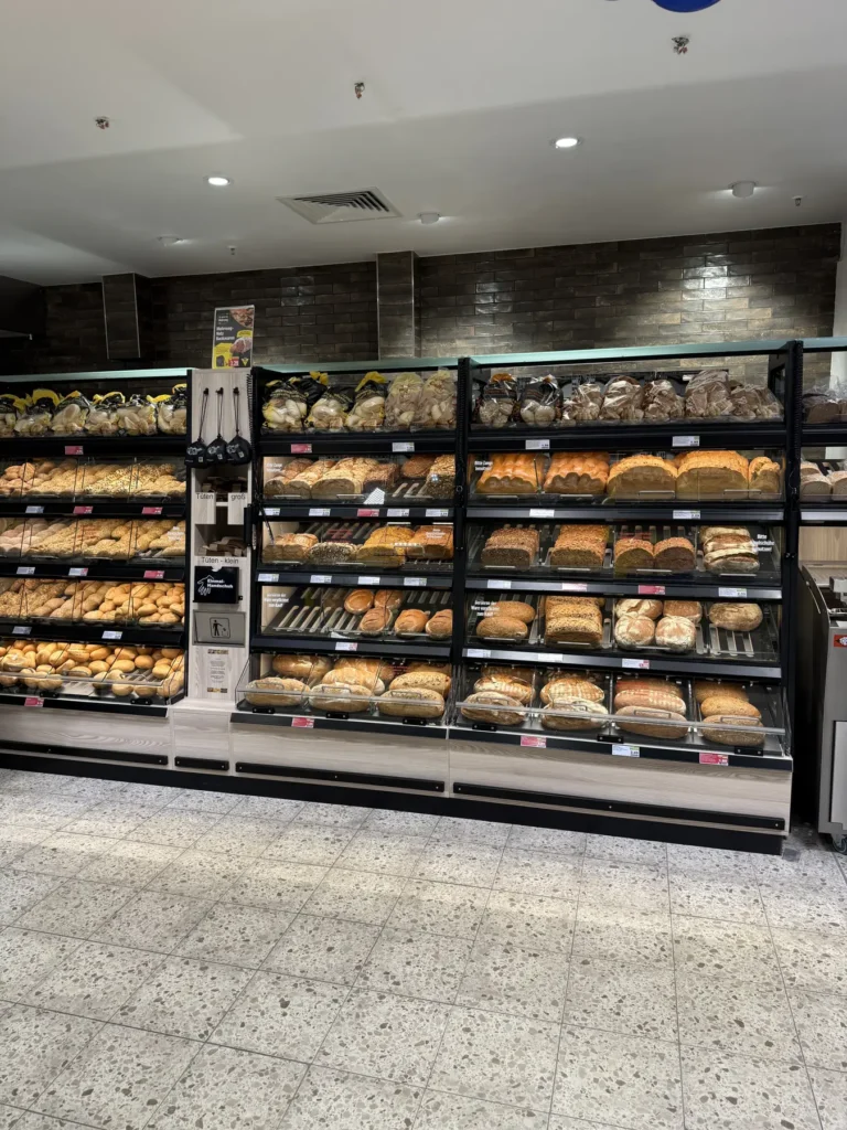 Brot- und Brötchenregal mit Selbstbedienung