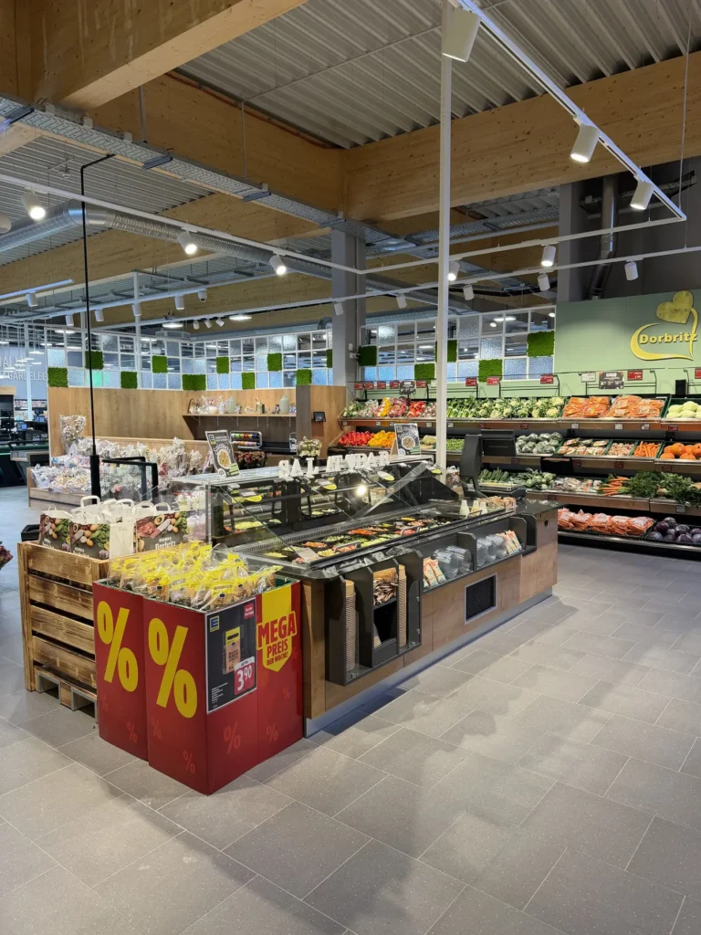Obst- und Gemüseinsel mit rotem Rabatt-Aktionsschild