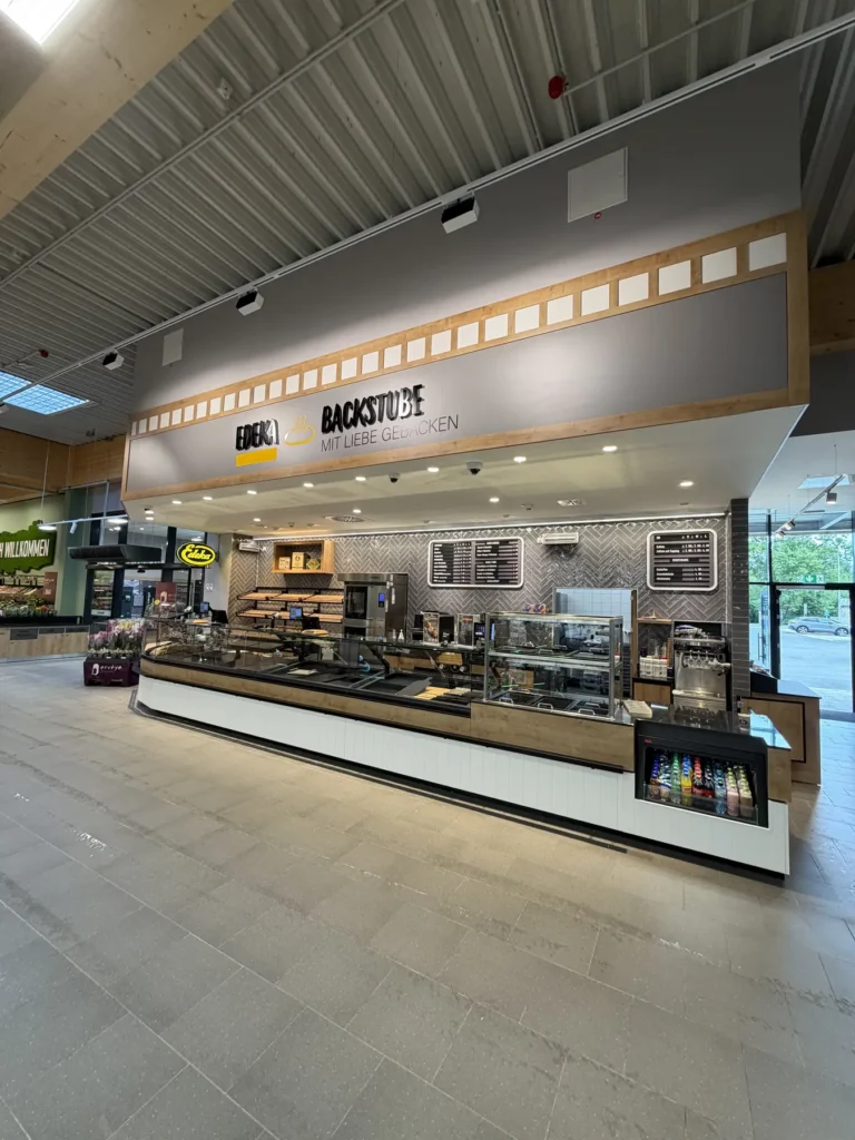 Bäckereitheke »EDEKA Backstube – Mit Liebe gebacken« im Eingangsbereich