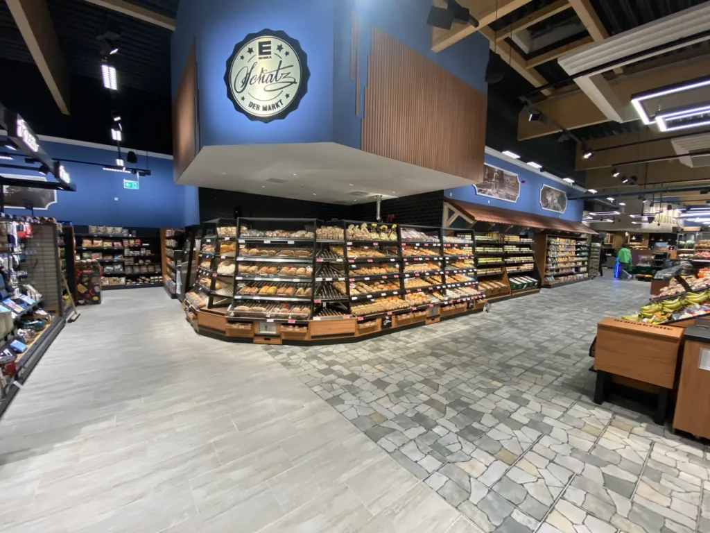 Marktplatz-Bereich mit umlaufender Bäckerei-Insel