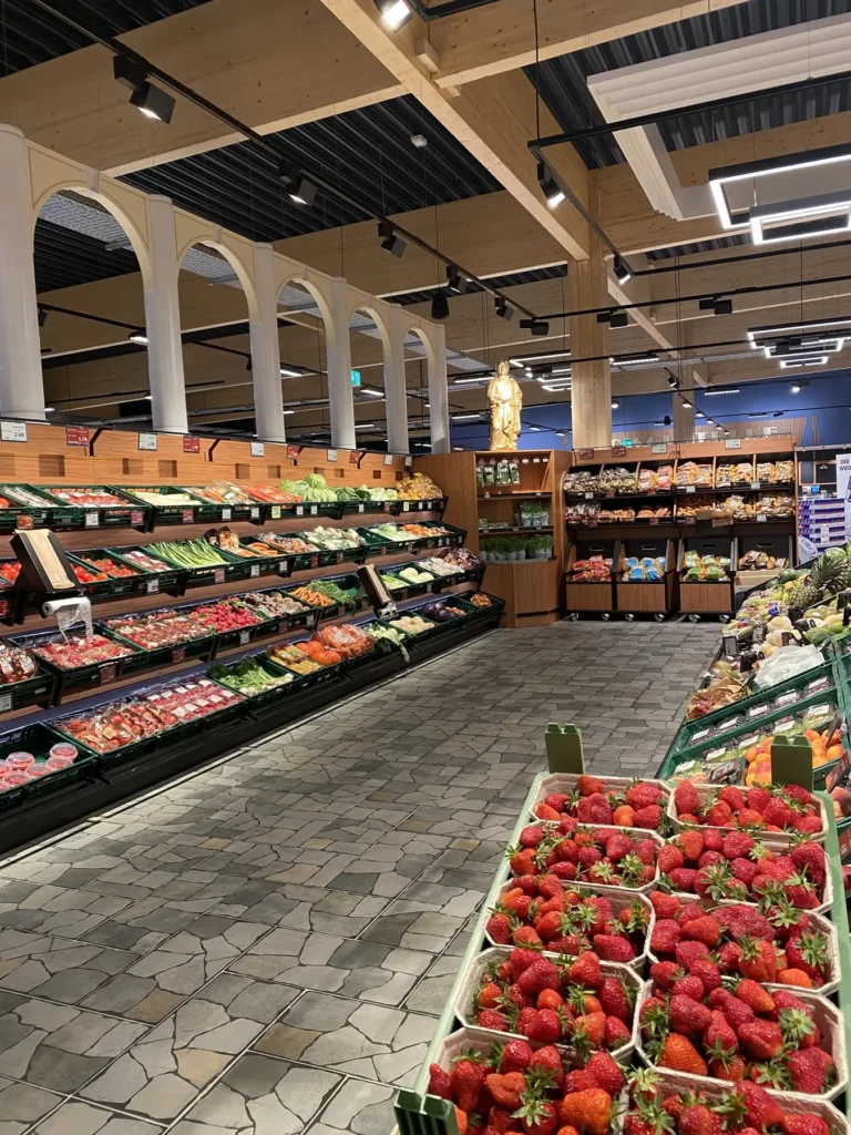 Obst- und Gemüseabteilung mit Rundbögen und Natursteinboden