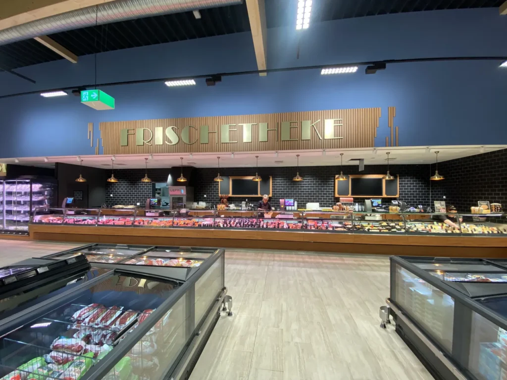 Frischetheke mit Fleisch- und Wurstsortiment