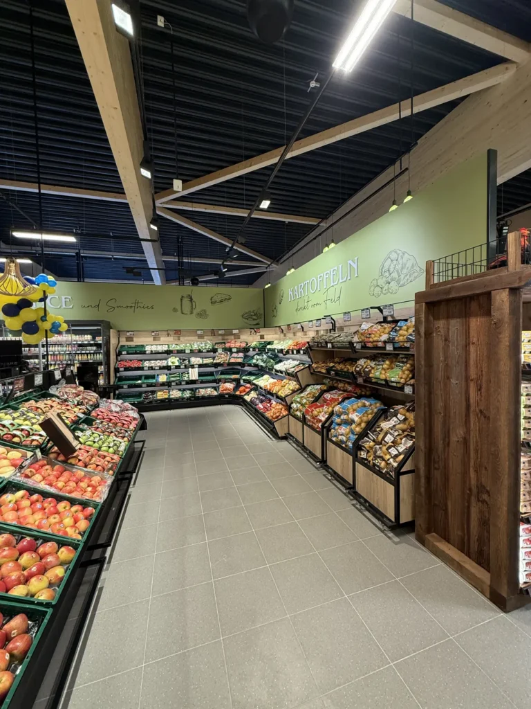 Obst- und Gemüseabteilung mit Holzaufbauten