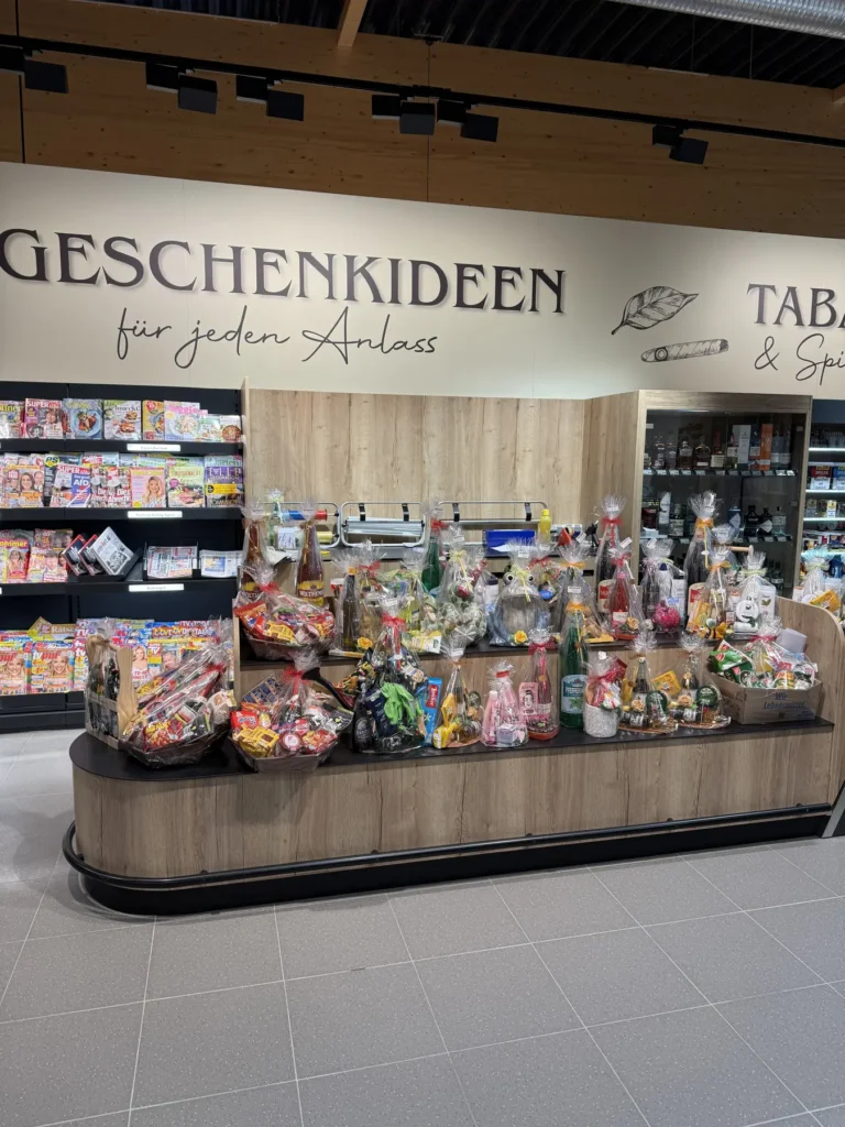 Geschenke- und Tabakbereich an der Kassenzone