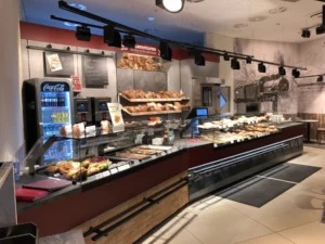 Verkaufstheke der Bäckerei mit Backwaren und Getränkekühlung