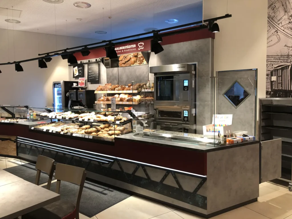 Theke mit Backofen und Snackangebot