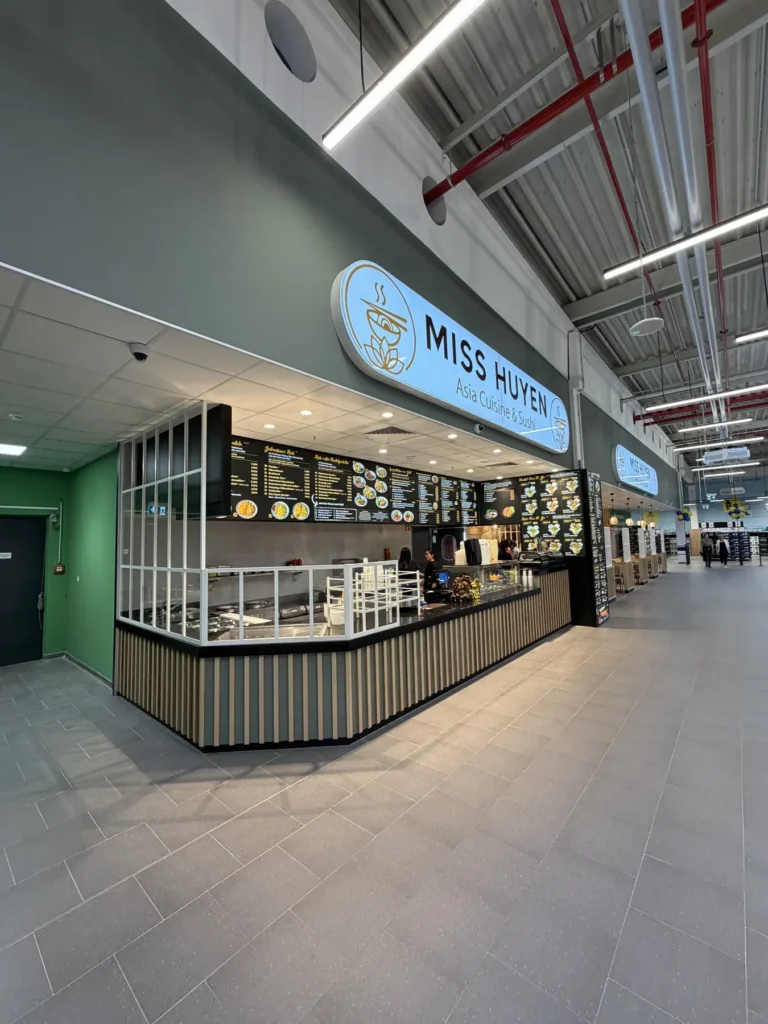 Seitliche Ansicht der Theke in der Ladenpassage