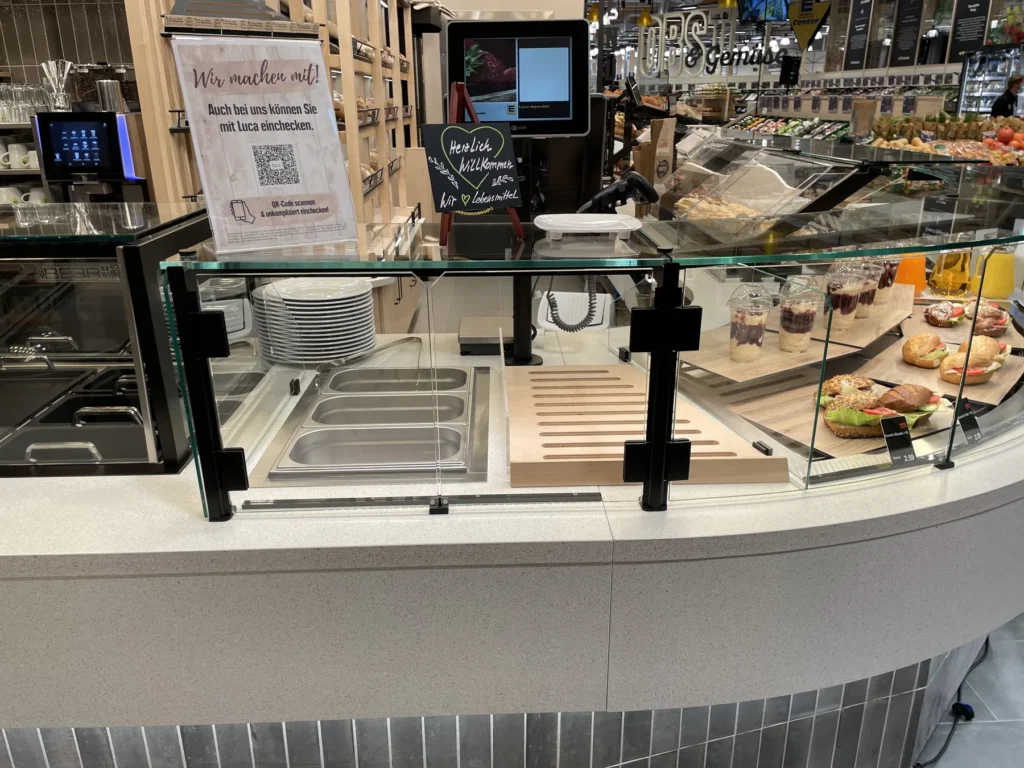 Snacktheke mit Kaffeestation, Kasse und Hustenschutz
