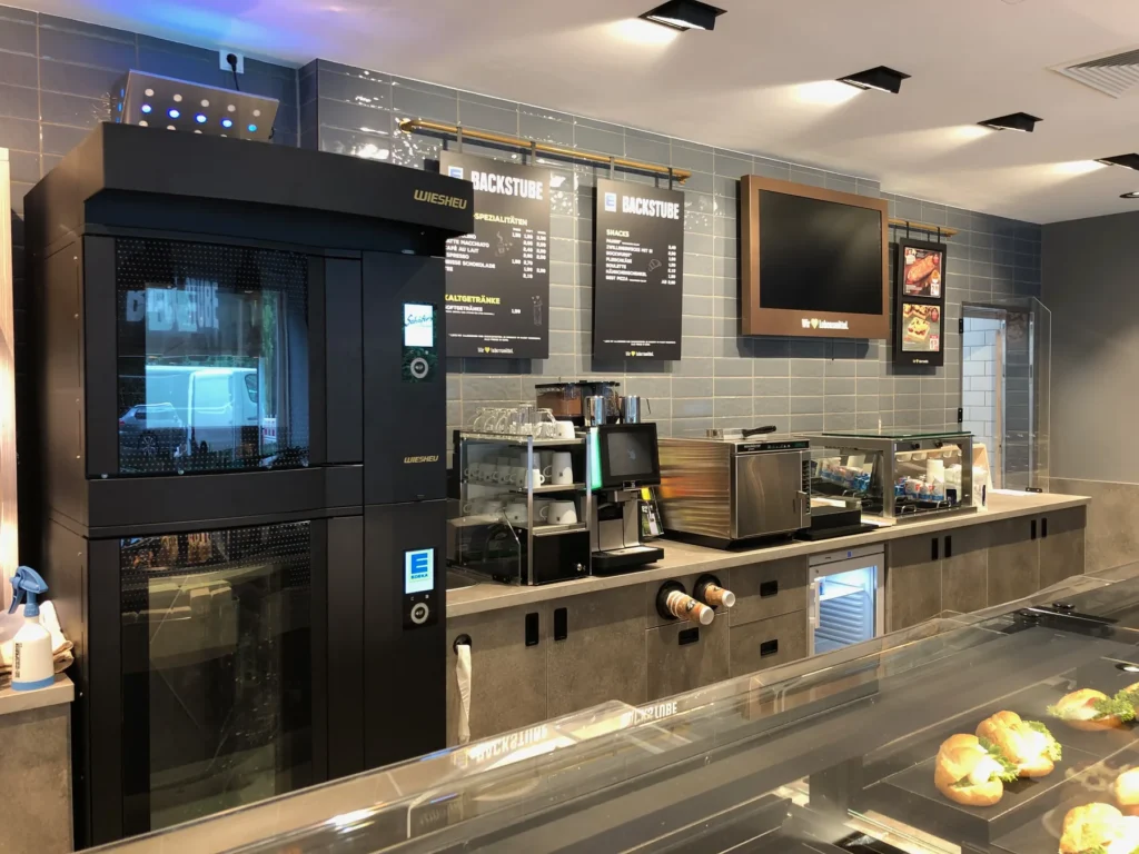 Backofen und Kaffeemaschinen hinter der Theke