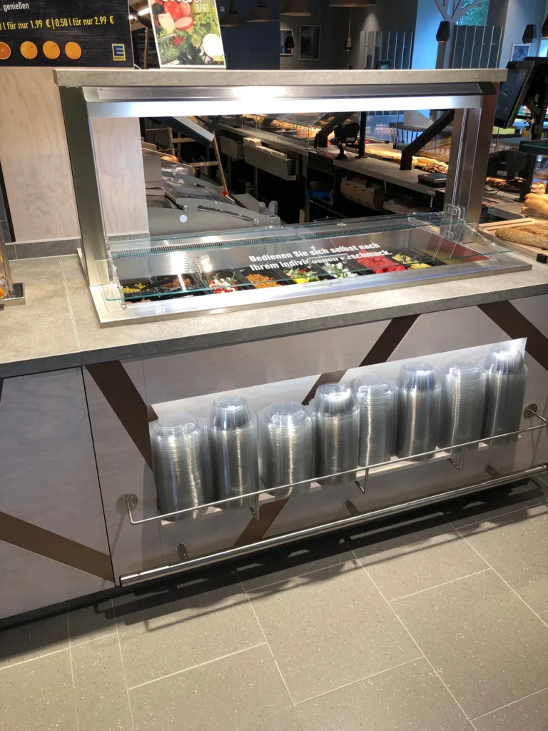 Kühlvitrine der Salatbar von oben