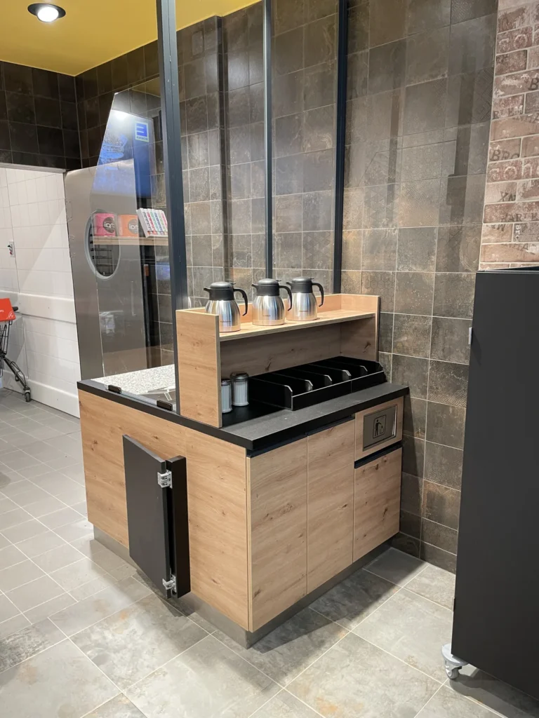 Kaffeestation mit Thermoskannen auf Holzmöbel