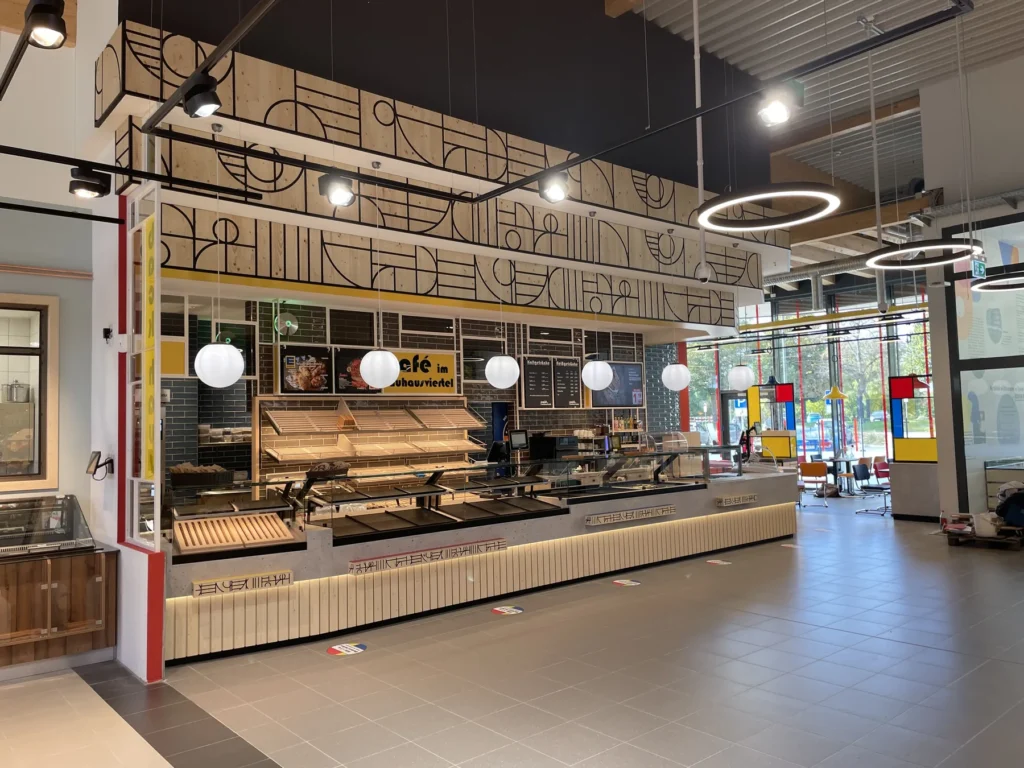 Backtheke mit Blick zum Sitzbereich »Café im Bauhausviertel«