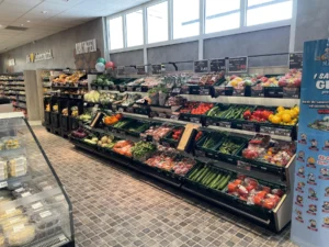 Obst- und Gemüseabteilung mit langen Regalzeilen am Fenster