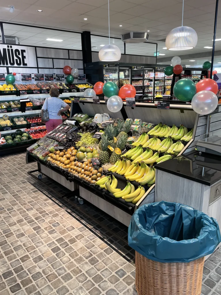 Obstinsel mit Bananenpräsentation unter der Gemüse-Blende
