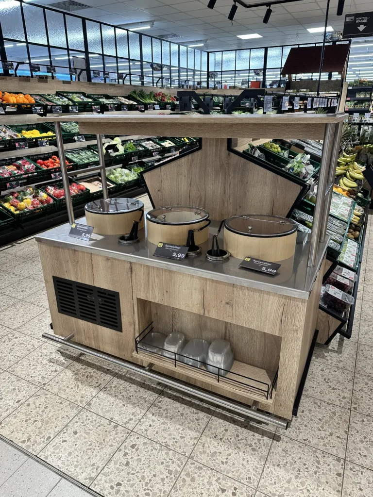 Freistehende Kühlinsel mit Holzverkleidung