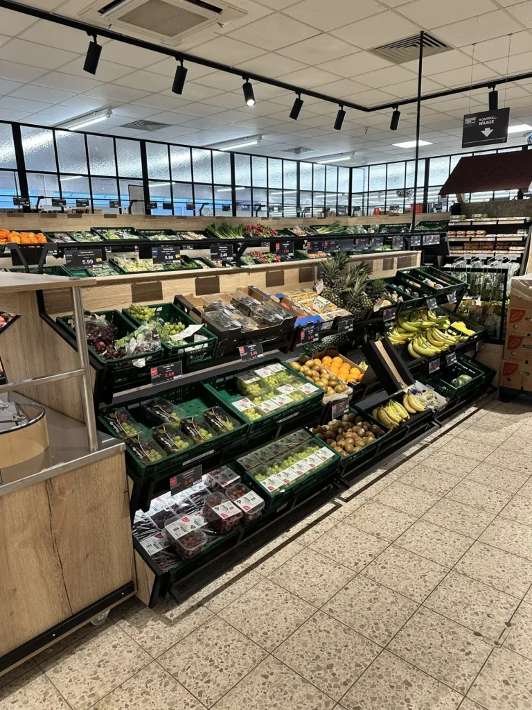 Obst- und Gemüseregal über Eck
