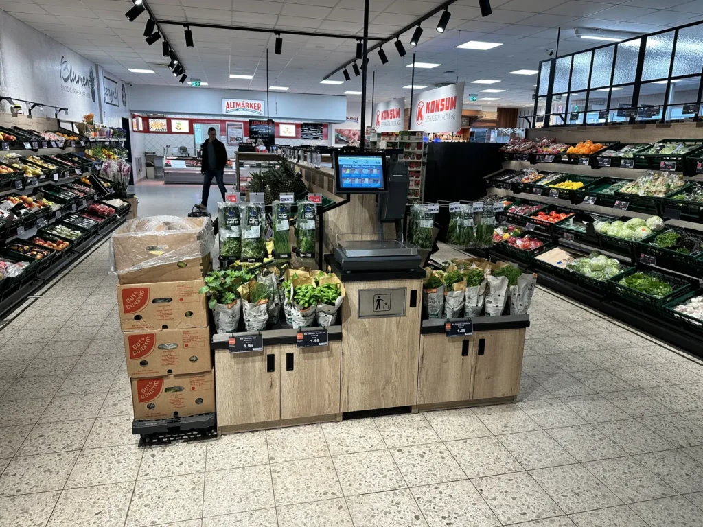 Blick über die Obstabteilung zum Eingang