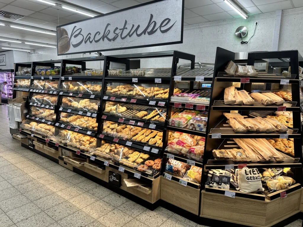 Backstube mit Brot- und Brötchenregalen