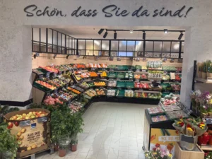Obst- und Gemüseabteilung unter dem Schriftzug »Schön, dass Sie da sind!«
