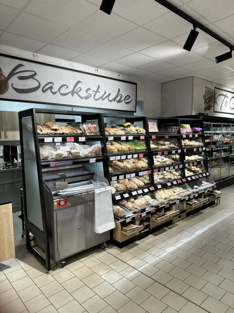 Backstube mit Brot- und Brötchenregal