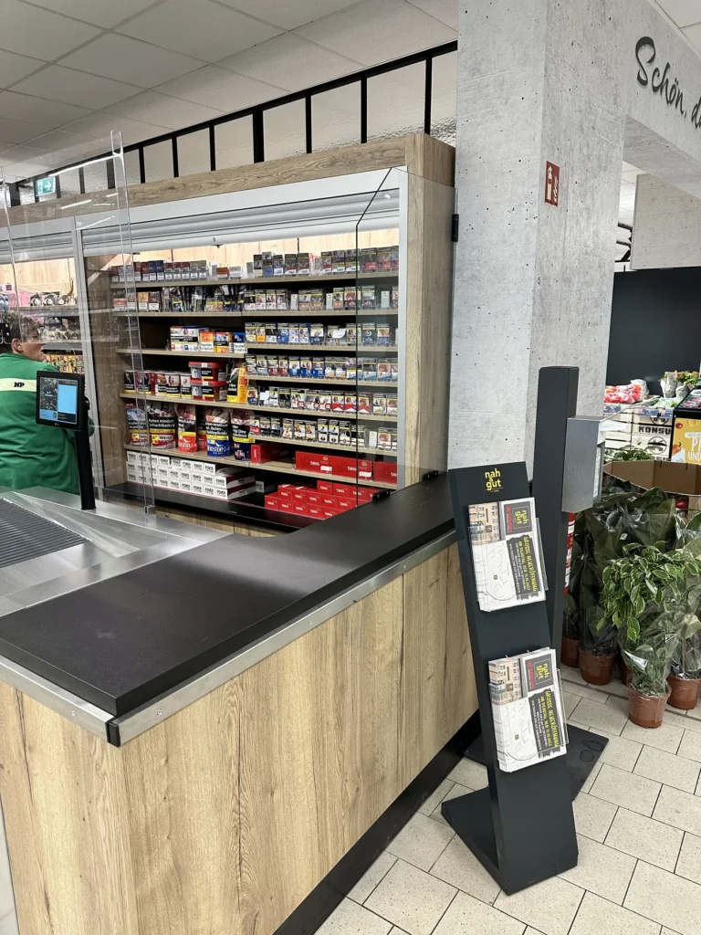 Kassenplatz mit Warenband und Prospektständer
