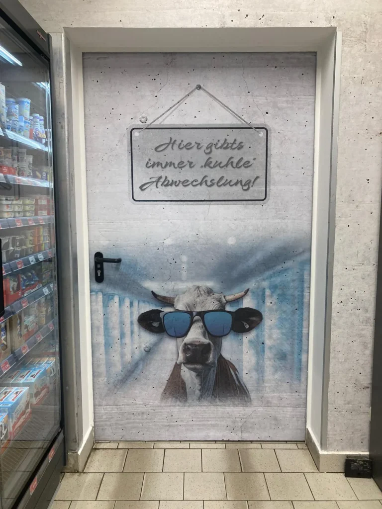 Kühlraumtür mit Kuh-Motiv im Getränkebereich
