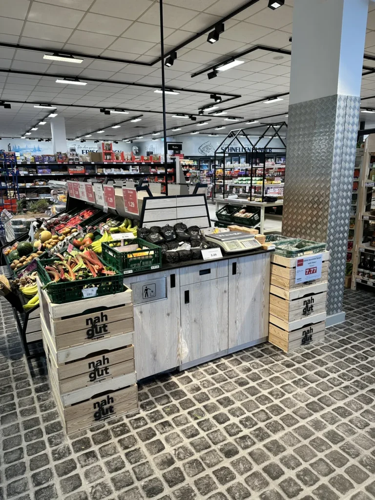 Blick über die Obstabteilung in den Markt