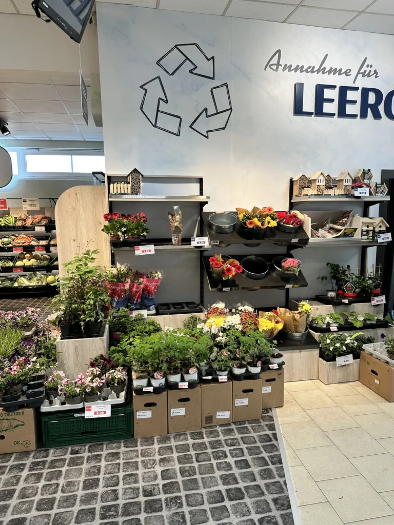 Pflanzen- und Blumenfläche vor der Leergutannahme