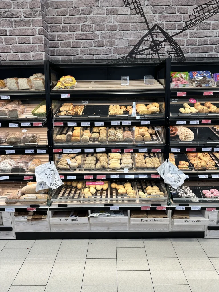 Brot- und Brötchenregal vor Klinkeroptik mit Mühlenmotiv