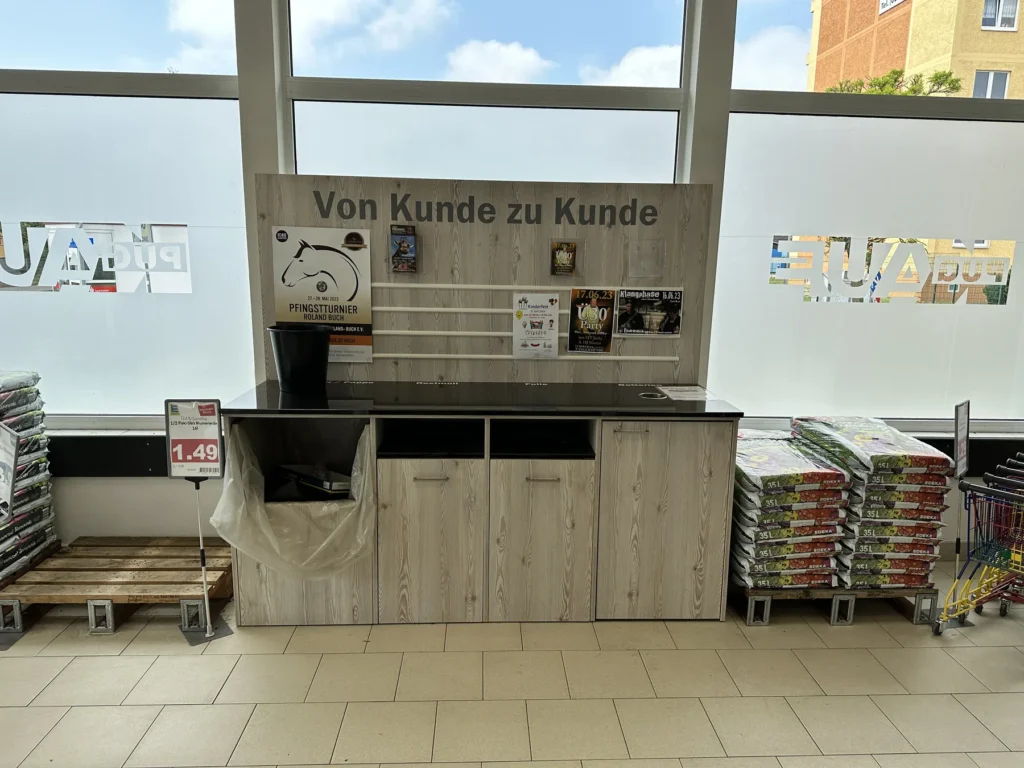 Servicetheke »Von Kunde zu Kunde« am Fenster