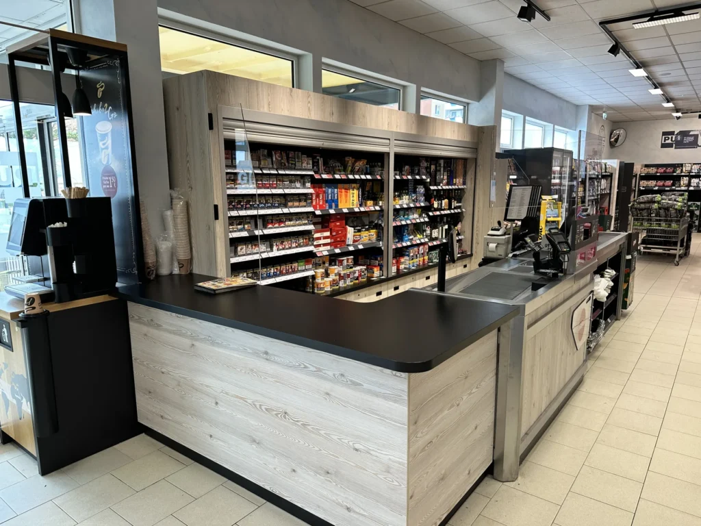 Kassentheke mit Holzfront und Warenband
