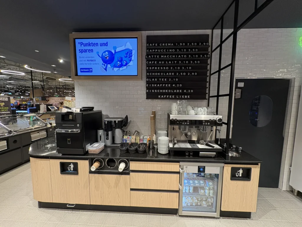 Kaffeestation mit Siebträgermaschine, Becherhaltern und Kühlschrank