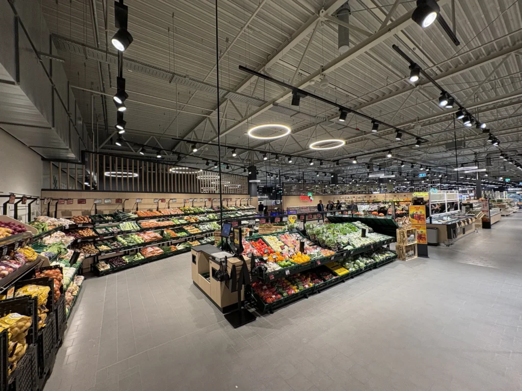 Obst- und Gemüseabteilung mit Schrägregalen und Waage