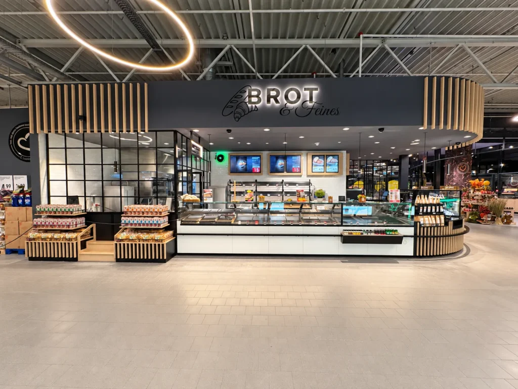 Backwaren-Insel »Brot & Feines« mit Theke und Warenträgern davor