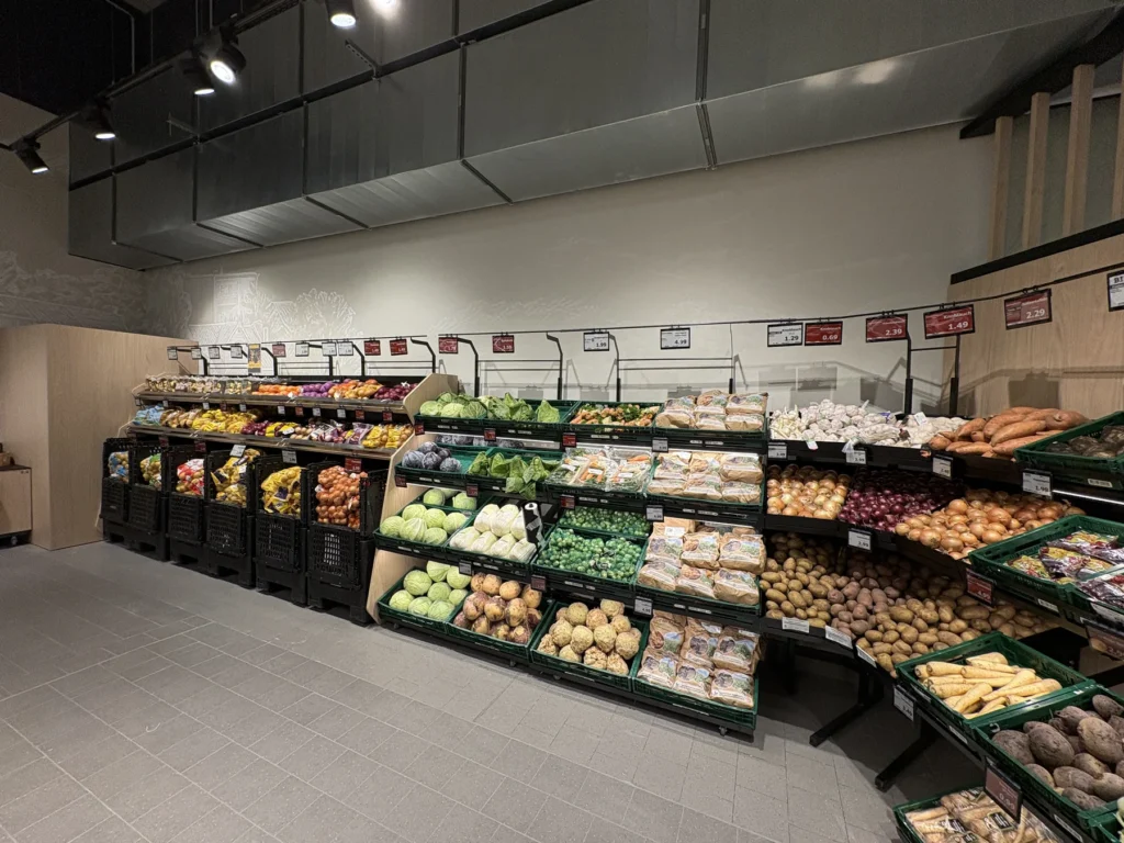 Gemüseregal über Eck mit Kisten für Kartoffeln und Kohl