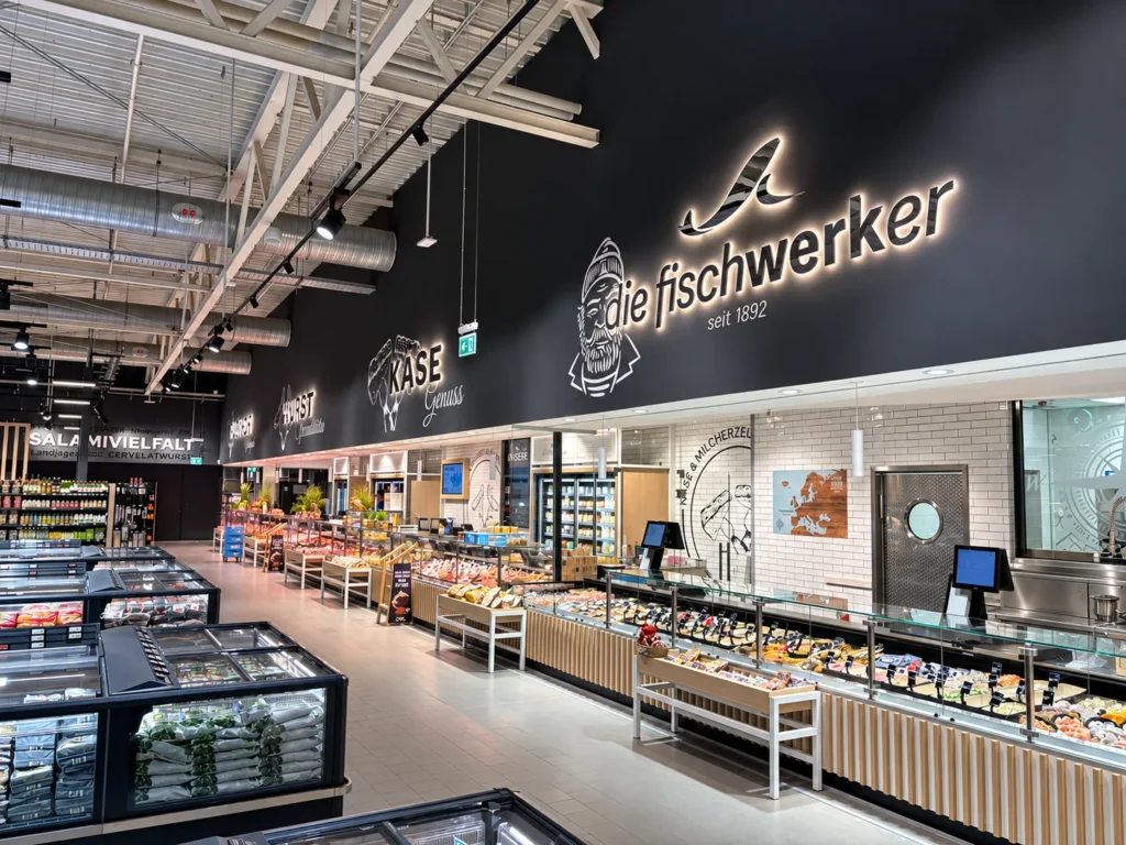 Frischetheke mit Käse und Fisch unter dem Schriftzug »die fischwerker«