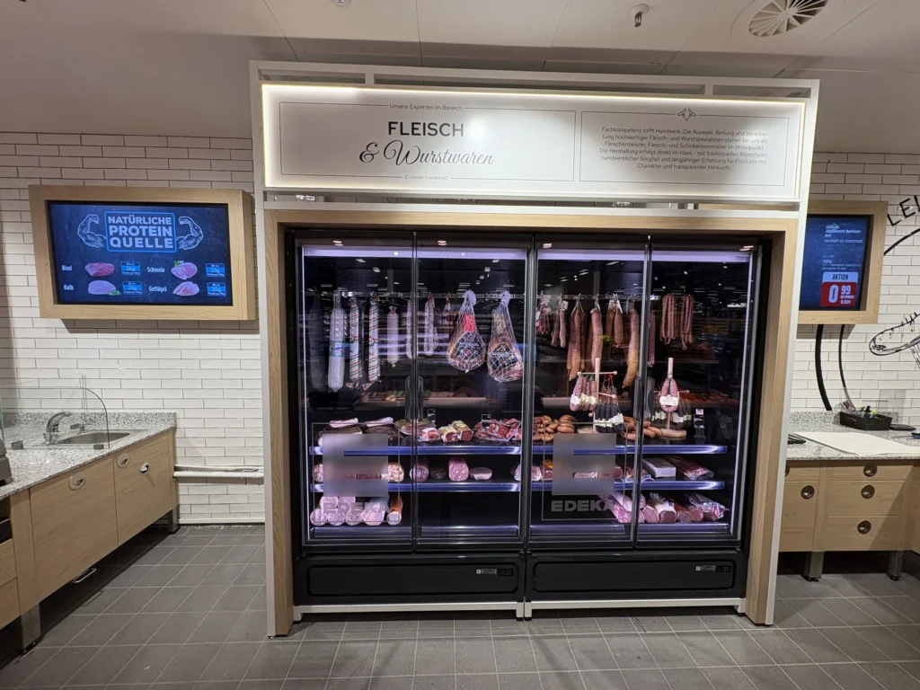 Reifeschrank für Fleisch und Wurstwaren mit Infotafel